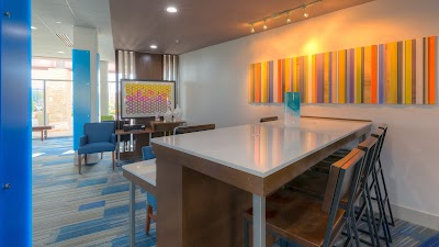 Holiday Inn Express & Suites Tulsa Midtown