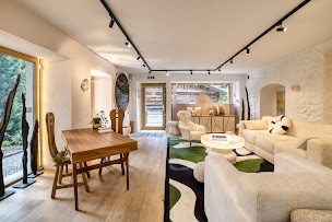 Photo n°5 de BOUTIQUE NORKI - MEGEVE - Décoration d'intérieur, tapis, mobilier, plaid, coussin sur-mesure - Tapisserie d'ameublement à Megève (Tapissier décorateur)