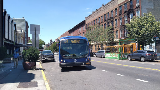Greenpoint Ave/Manhattan Av Gallery - United States
