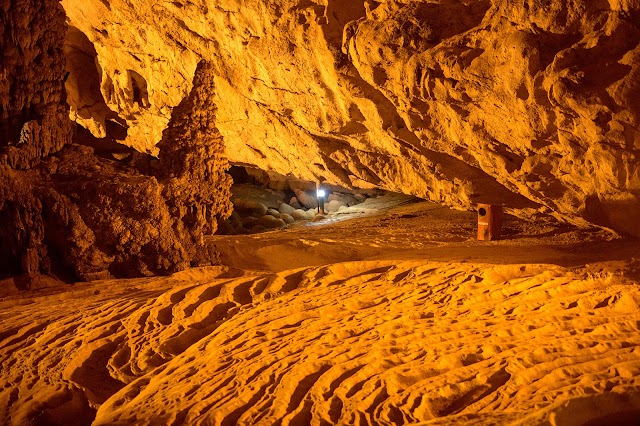 Nguom Ngao Cave