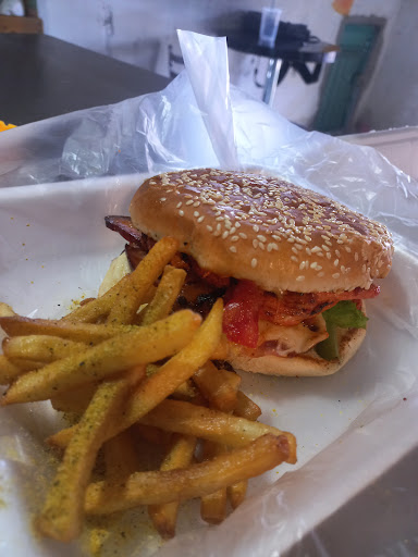Clandestino'S food
