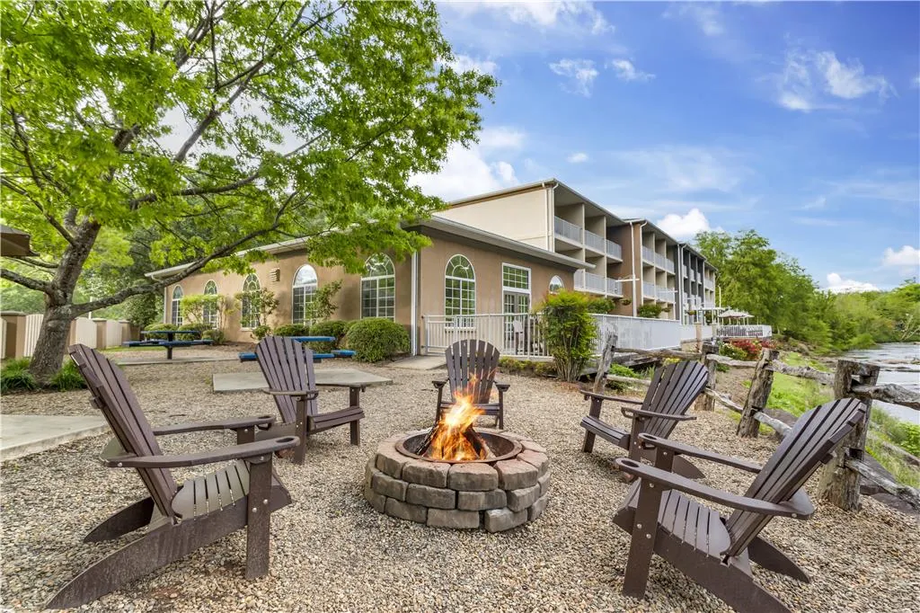 Best Western Plus River Escape Inn & Suites