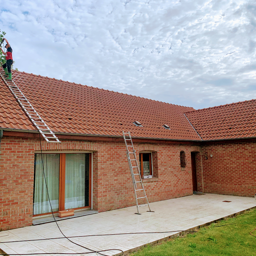 Artisan Roger- Couvreur Courrières-Réparation toiture-nettoyage-démoussage-Peintre-Lens-Arras-Béthune-Lille et environs