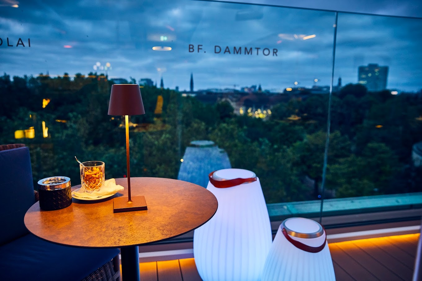 Explore the enchanting heights of Hamburg's skyline with our guide to the city's best rooftop bars. Indulge in breathtaking views, handcrafted cocktails, and unforgettable experiences. From Skyline Bar 20up to HERITAGE Rooftop Bar, discover the perfect spots for elevated moments in Hamburg. #hamburg #gerrmany |Hamburg Bars | Bars with views in Hamburg