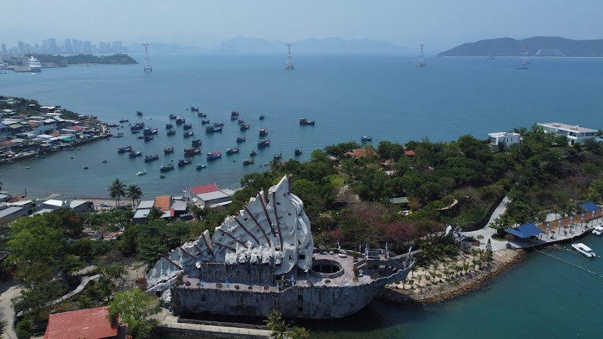 Hồ cá Trí Nguyên by null