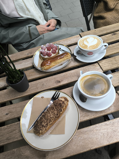 Eclair au Café - Visual