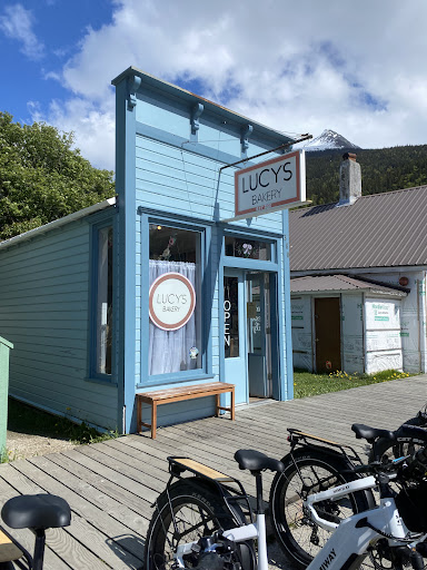 Lucy's Bakery - Visual