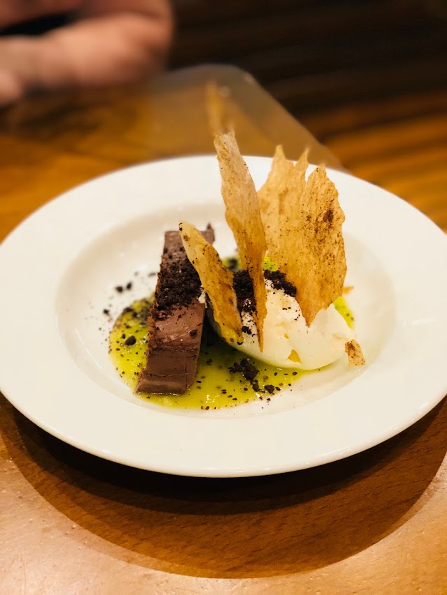 La Chaise au Plafond