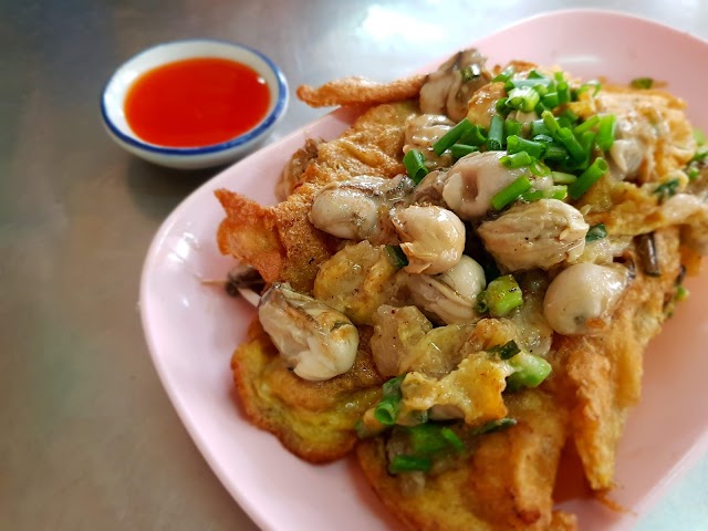 Daeng Racha Hoi Tod Fried Oyster Omelette