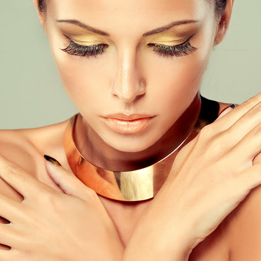 Wimpern und Nagelzauber