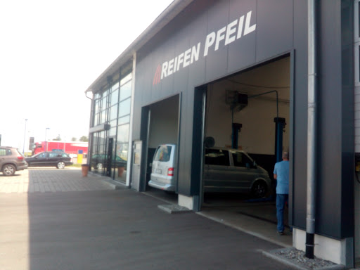 Pfeil Reifen+Autoservice Logo