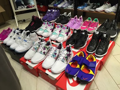 Photos of Label Express - Macau Sneaker Store 澳門 波鞋 球鞋店 Pump Fury Adidas Nmd