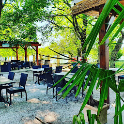 Photo n°8 de Camping Le Chêne du Lac à Bayas (Terrain pour camping-cars)