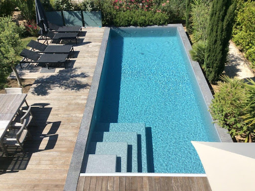 🍂 L'automne est là, et c'est le moment de préparer votre piscine pour l'hiver ! 🏊‍♂️ Avec notre ...
