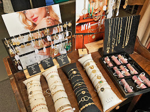 Photo n°21 de MAGASIN APHRODITE, magasin de vêtements et accessoires pour femme. Cosne Cours sur Loire à Cosne-Cours-sur-Loire (Magasin de chaussures)