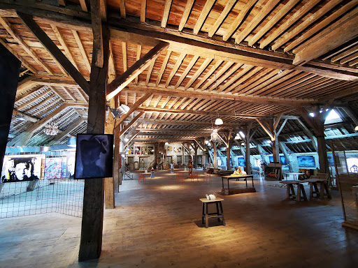 Photo de Impression de lin et création céramique, des idées et des objets de décoration, une galerie d'art monumentale à visiter