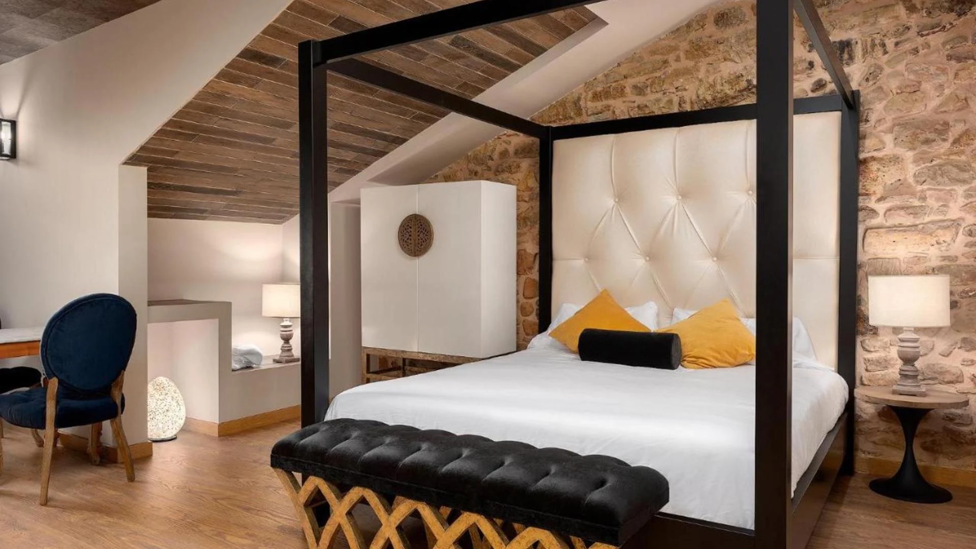 SUITE 1907