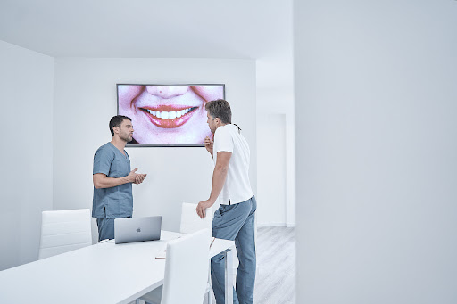 CLINICA DENTAL NAYEF OLESA