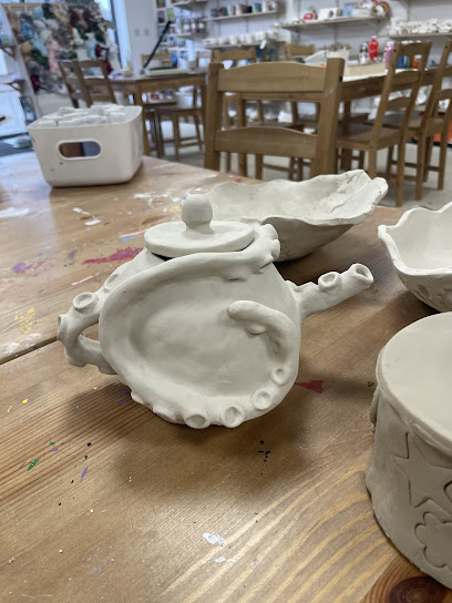Krafty Shed pottery studio in Biggleswade offering wheel throwing and hand building classes
