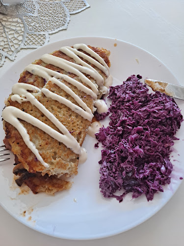 https://www.facebook.com/Restauracja-Bia%C5%82y-Kredens-102203788570238/?ref=page_internal