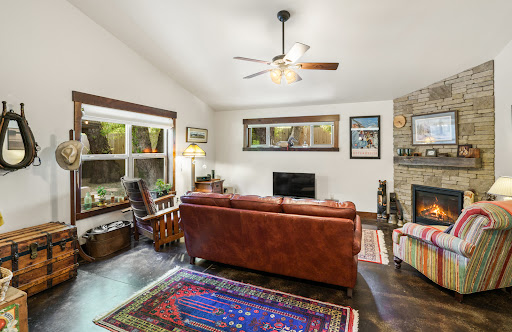 Lauren Dalzell - Livingston & Park County Real Estate Agent - Small Dog Realty - Thumbnail