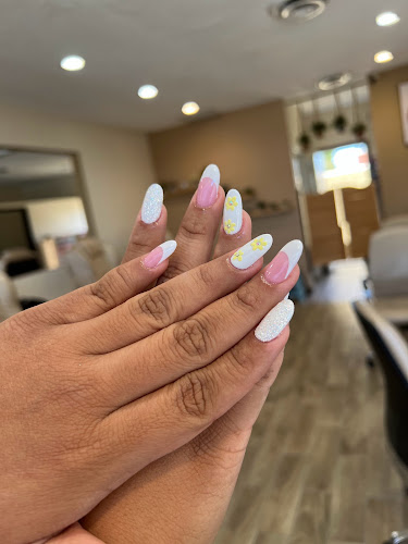 Rainbow Nails interior view