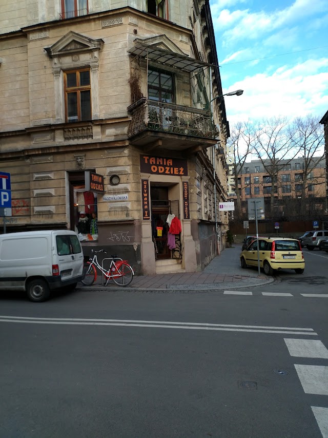 Tania odzież. Odzież używana i końcówki kolekcji