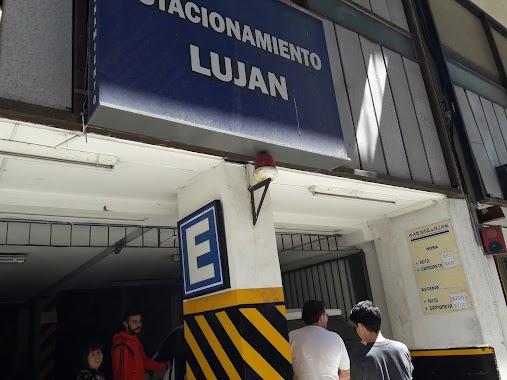 Estacionamiento Luján, Author: Paul Mc