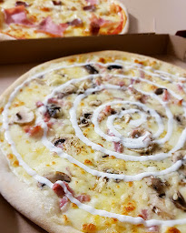 Photo n°20 de Le Réconfort distributeurs de pizzas artisanales 24h7j à Martigné-sur-Mayenne (Restaurant)