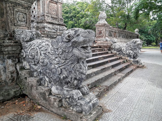 Bia Quốc Học
