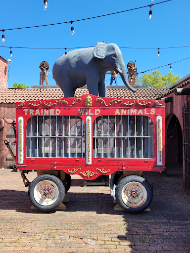 Uranus Sideshow Museum - Visual
