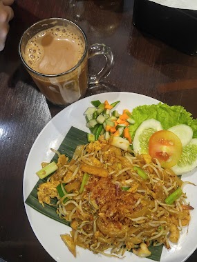 HANG TUAH KOPITIAM, Author: Sheren Bun