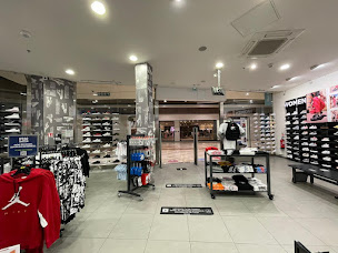 Photo n°4 de Foot Locker à Claye-Souilly (Magasin de vêtements de sport)