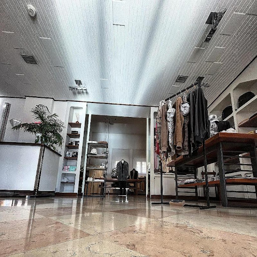 Sir Andrew's Carpi Contemporary Man Store - Thumbnail