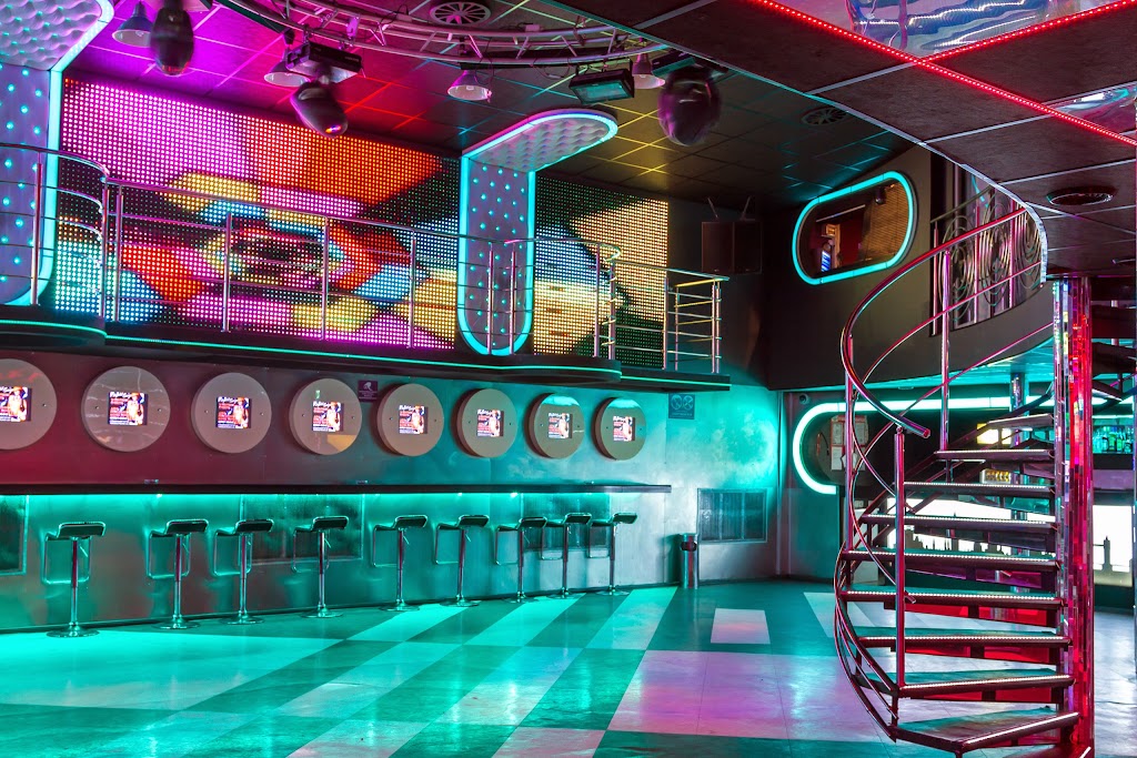 Ночная дискотека на улице. Клуб европа нижнекамск. Ночной клуб. Ночной клуб номер телефона. Ночной клуб номер телефона.