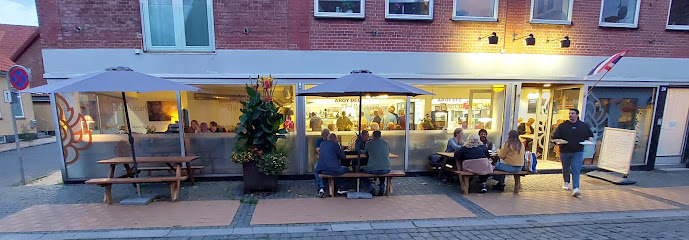 Aroy Dee Thai Takeaway,Restaurant og Minimarked