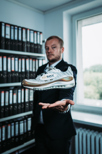 Księgowy w airmaxach