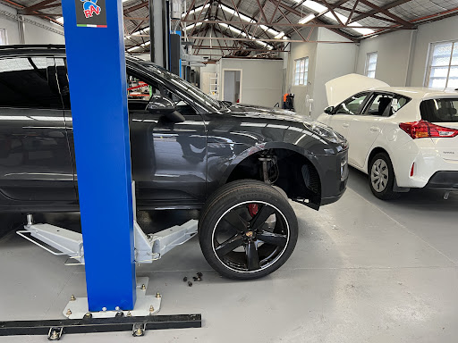 DNJ Auto Service 诚运华人修车 Logo
