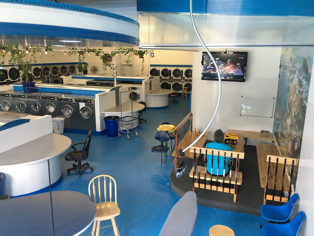 Bee Clean Laundromat storefront and entrance in Muncie