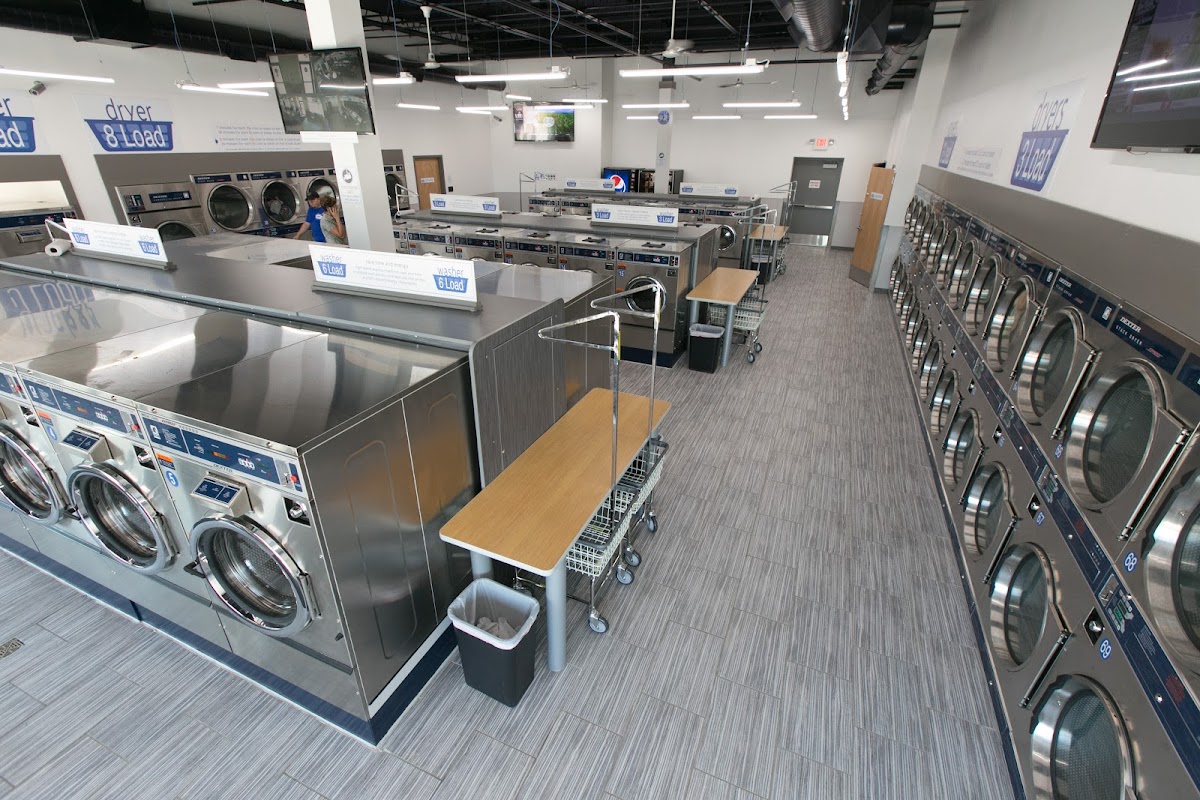 Clean Laundry facility with washing machines in Independence