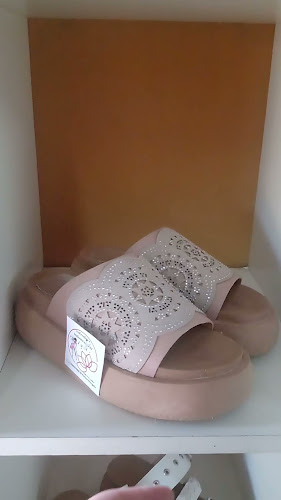 Calzados e indumentaria L Y A - Zapatería