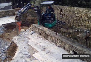 Photo n°5 de TERRASSEMENT RÉNOVATION PISCINE à Bourdic (Entreprise de VRD)