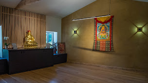 Photo n°9 de Les Grandes Terres Karma Maha Meru Ling à Francheville (Centre de yoga)