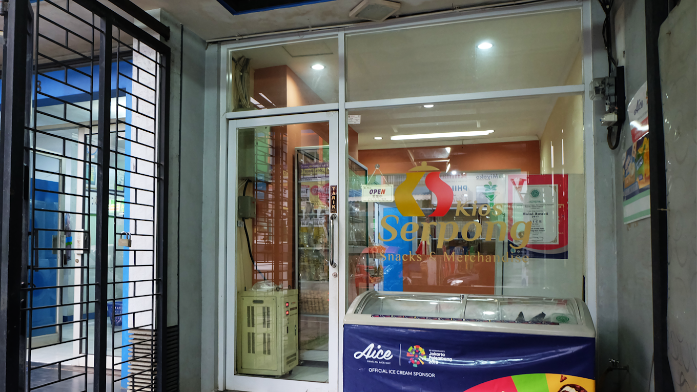 Kios Serpong menjual berbagai camilan khas Indonesia