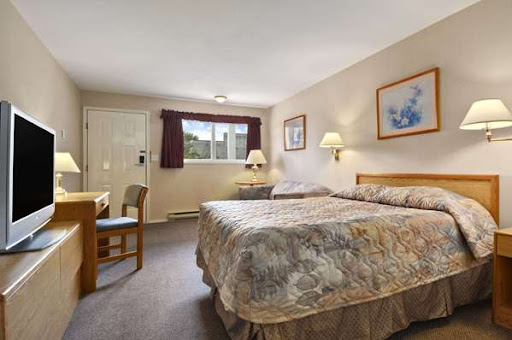 Travelodge by Wyndham Salmon Arm - Thumbnail