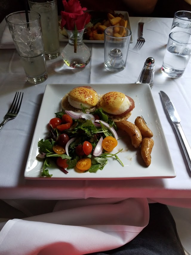 PUMP Restaurant Lounge