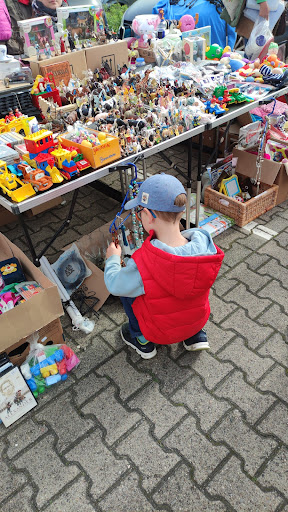 Flohmarkt auf dem Parkplatz Möbel Heinrich