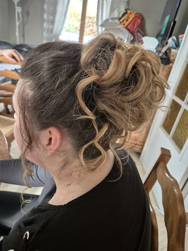 Graziella coiffeuse à domicile - Thumbnail