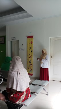 Klinik dr Salma, Author: Poepoe Raden Mas