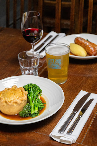 The Queens Arms by null